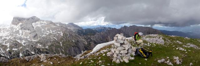 Vpis v vpisno knjigo na Mišelj vrhu