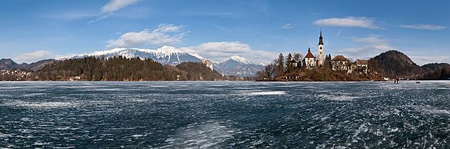 Panorama zamrznjenega Blejskega jezera