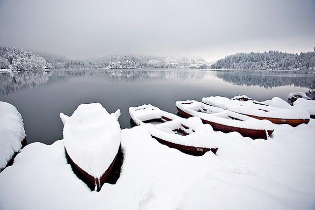 Čolni Bled Mlino pod snegom