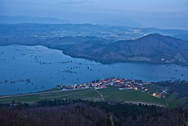 Planinsko jezero ponoči