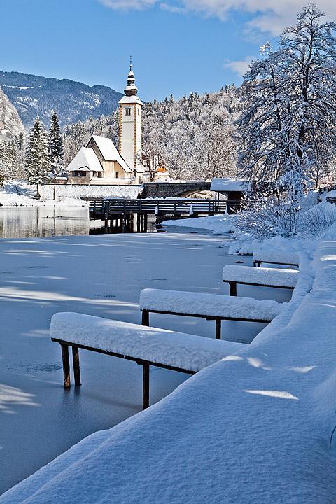 Zasnežena obala bohinjskega jezera